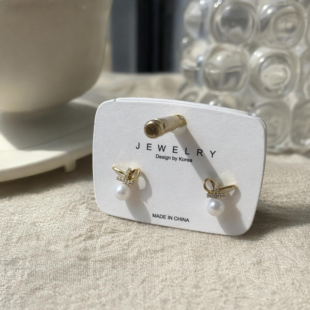 Golden bow-shaped pearl stud earrings are fashionable, simple and versatile earrings full image