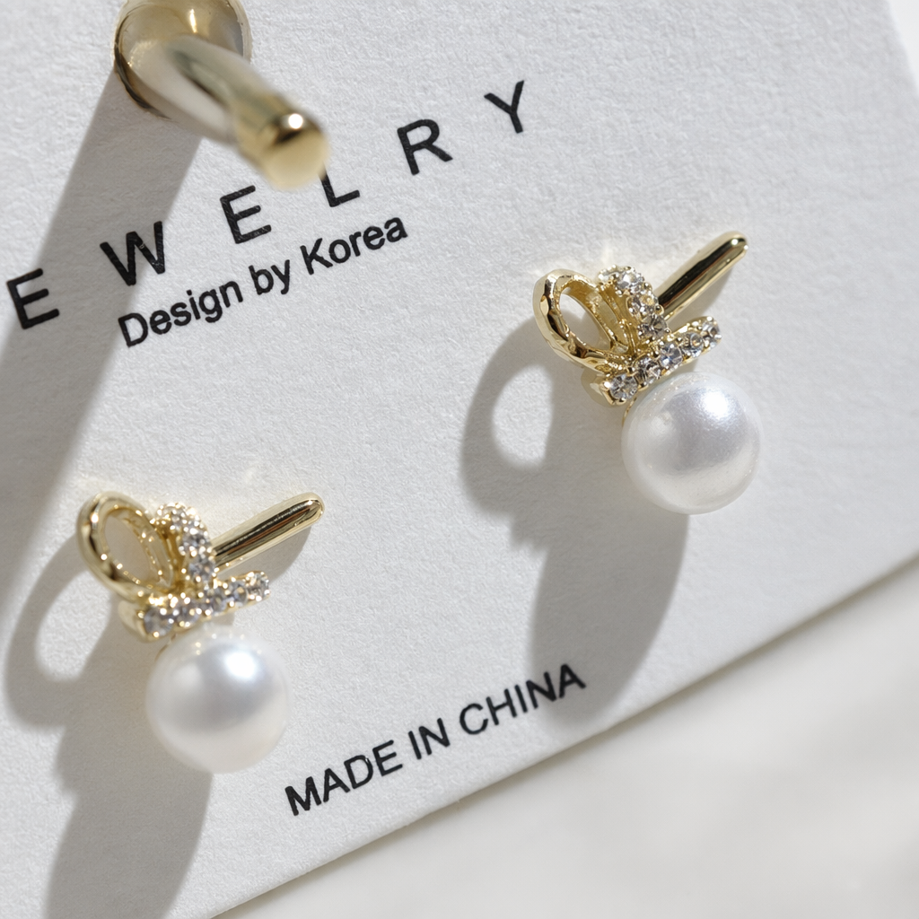 Golden bow-shaped pearl stud earrings are fashionable, simple and versatile earrings Application Scenario