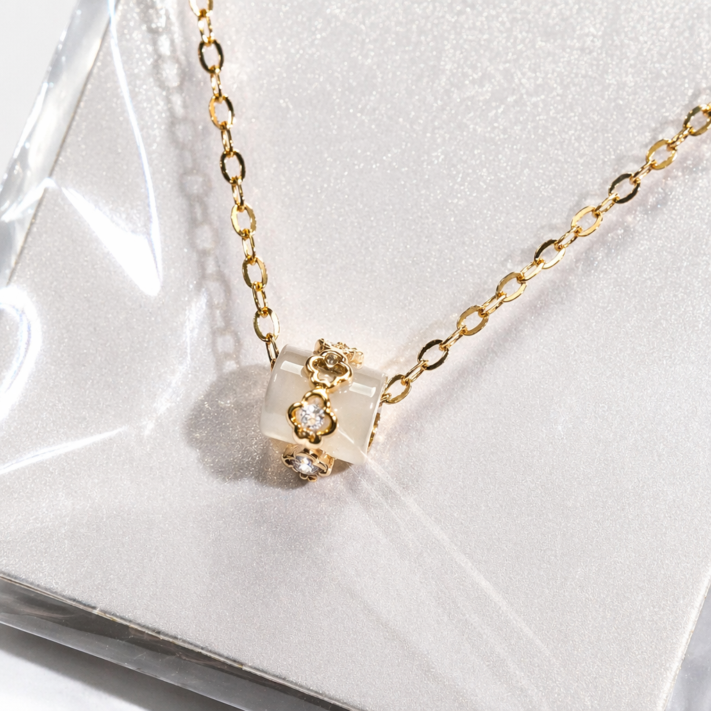 The golden necklace is fashionable, simple and versatile. The collarbone chain is a long and elegant style for women Application Scenario