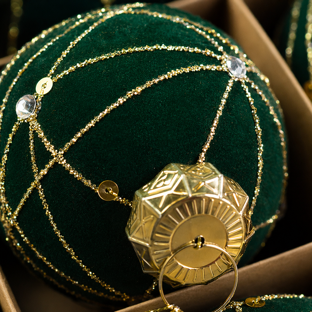 Green and gold thread decorated Christmas balls, festive atmosphere hanging gift box set Application Scenario
