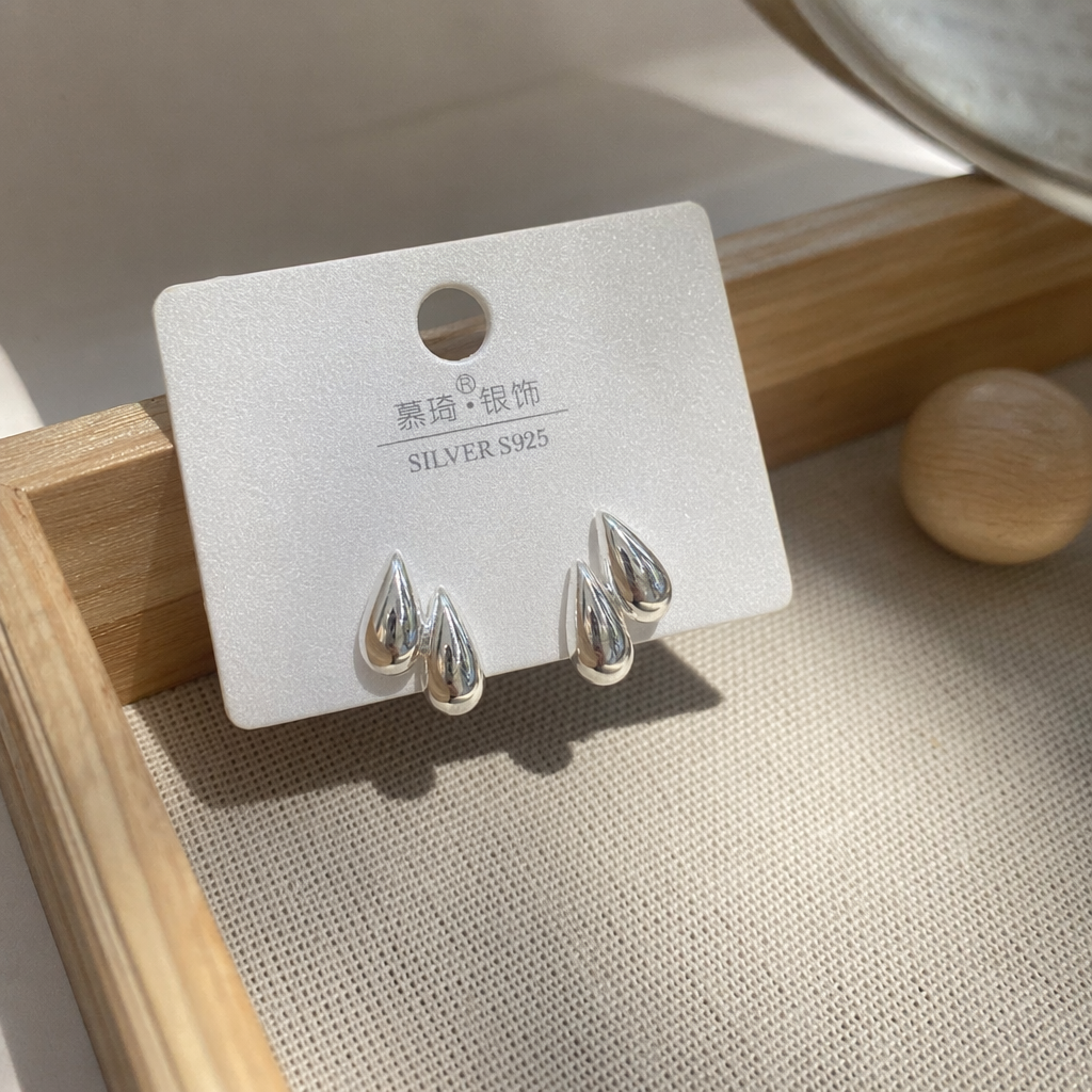Silver teardrop-shaped ear studs are fashionable, simple and versatile earrings details Picture