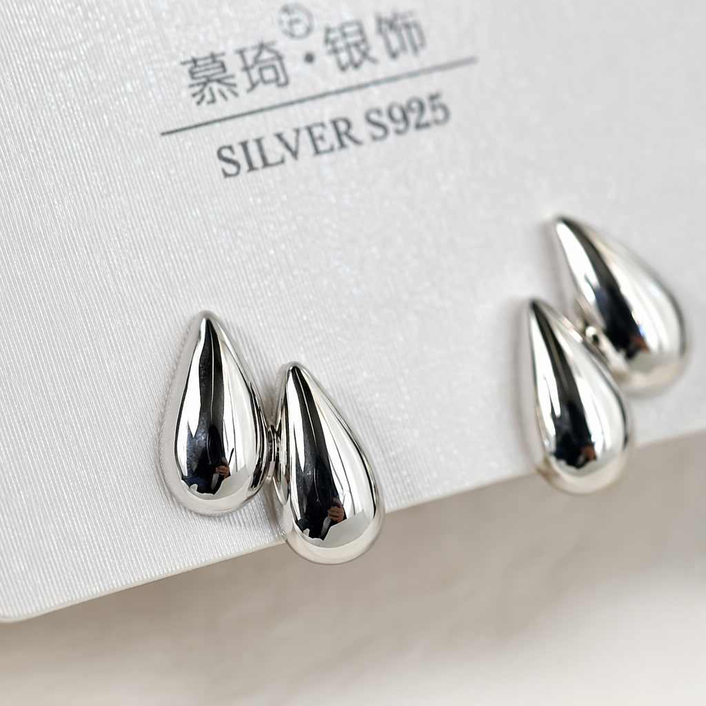 Silver teardrop-shaped ear studs are fashionable, simple and versatile earrings Application Scenario