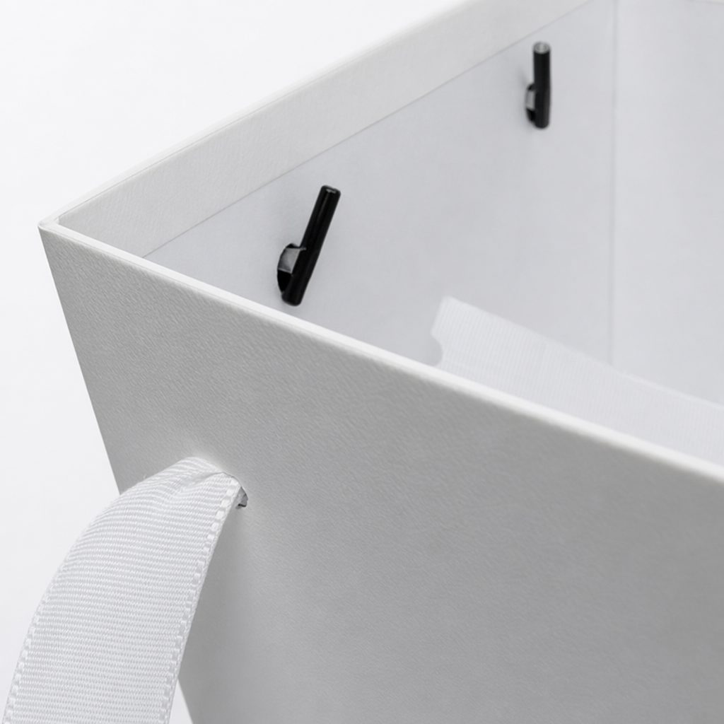 White smiling face gift box, thickened and firm paper art gift box, festival birthday gift Application Scenario