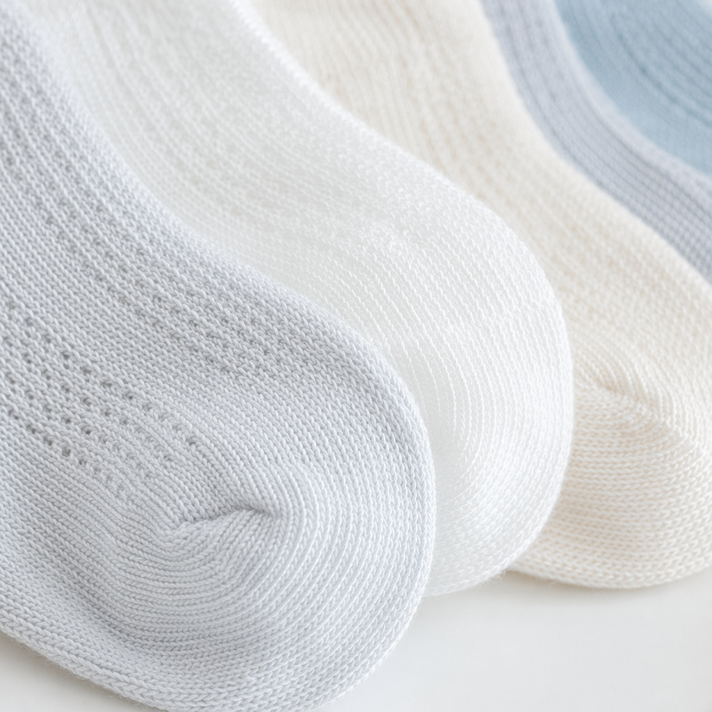 Four pairs of light-colored knitted short socks made of pure cotton, breathable and sweat-absorbent, both men's and women's basic style Application Scenario