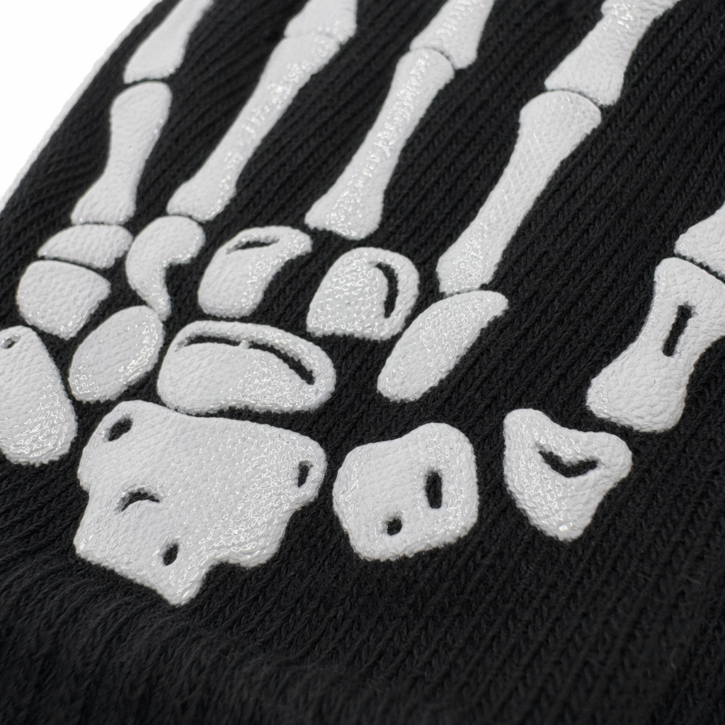 Black skuller-patterned cycling warm gloves for both men and women, anti-slip and wear-resistant Application Scenario