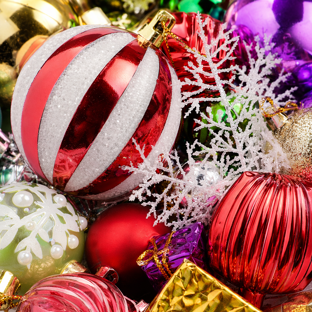 Colorful Christmas decorative balls, festive atmosphere hanging ornaments, made of glossy glass with multi-color mixed decoration Application Scenario