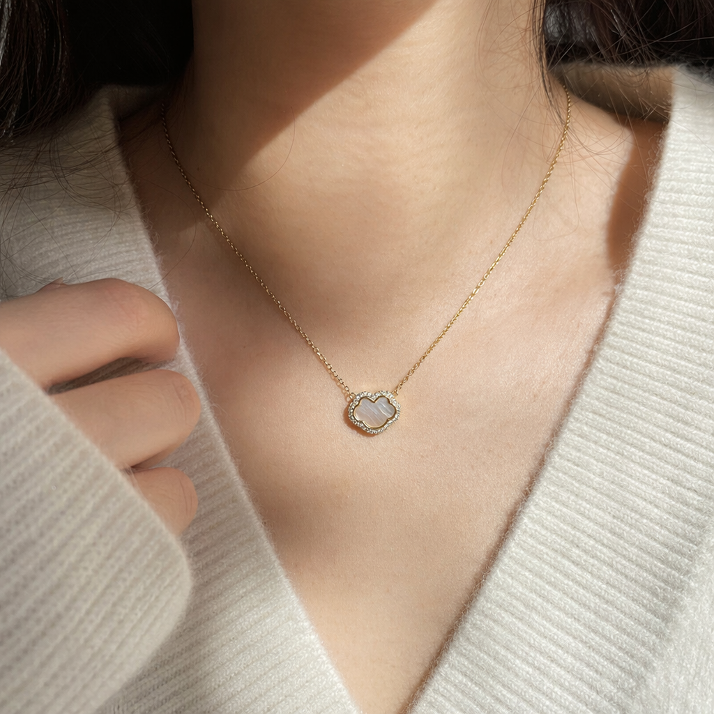 The golden chain four-leaf clover-shaped pendant necklace is a fashionable, simple and versatile light luxury accessory details Picture