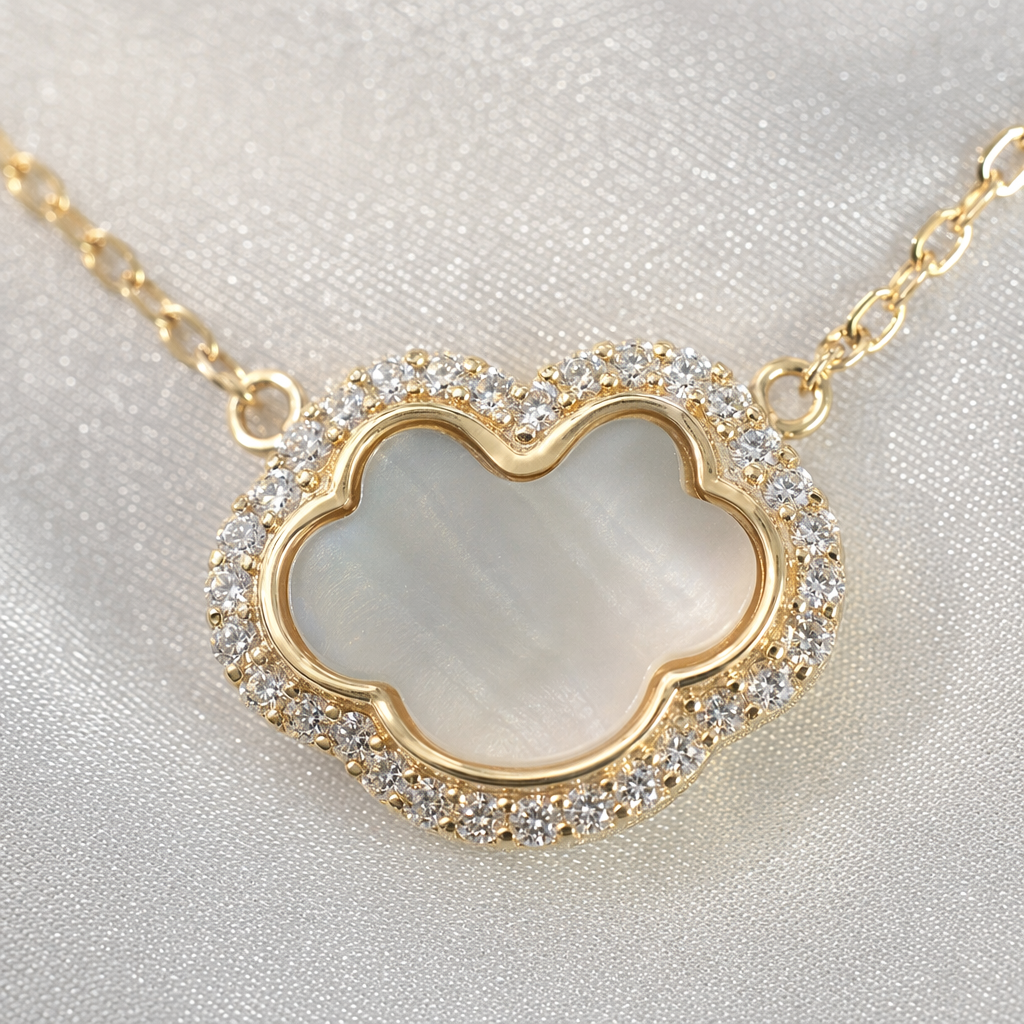 The golden chain four-leaf clover-shaped pendant necklace is a fashionable, simple and versatile light luxury accessory Application Scenario