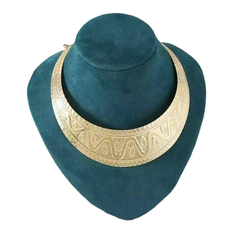 قلادة ذهبية ذات نطاقات خضراء داكنة Item Picture