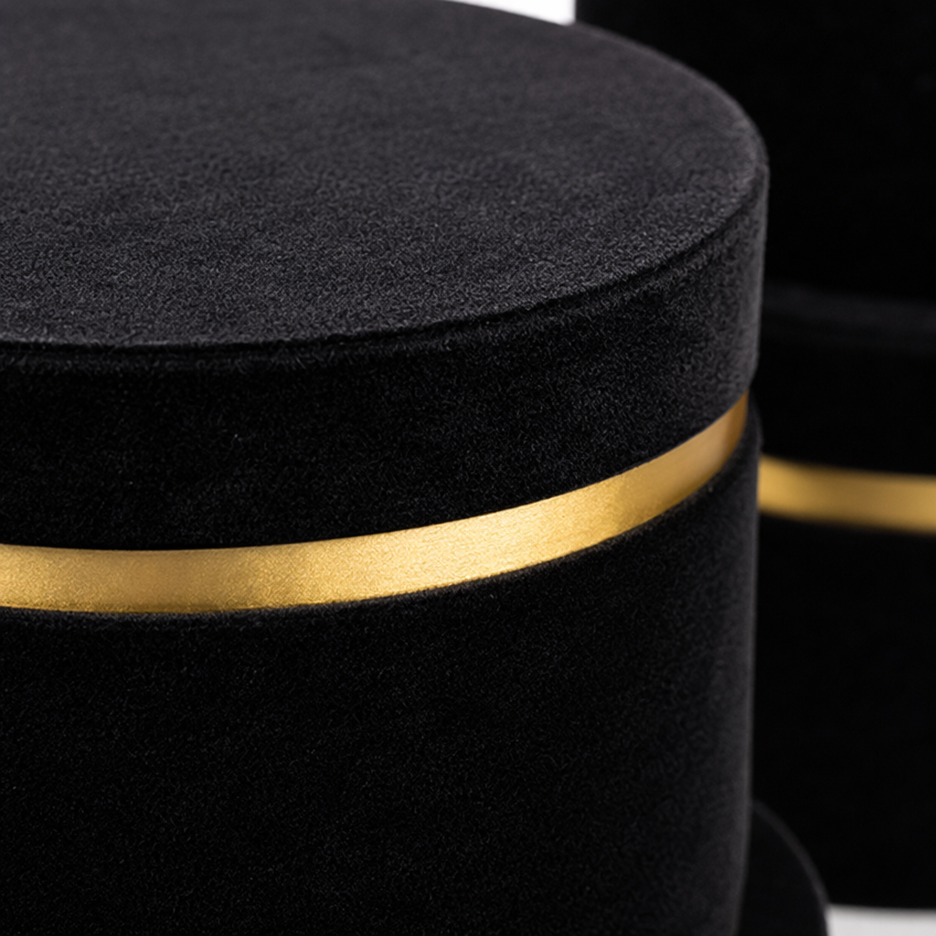 The black suede gift box set is a fashionable, simple and high-end gift packaging Application Scenario