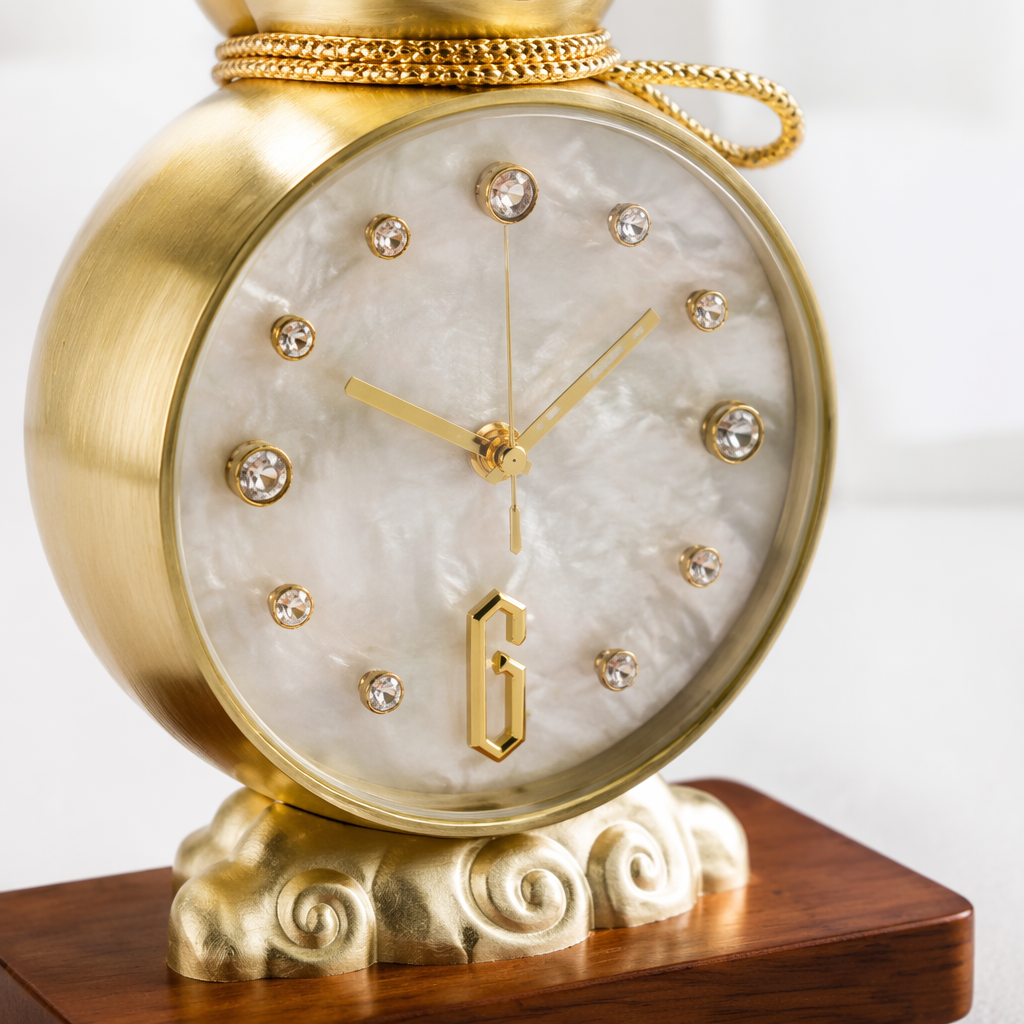 The top of the golden gourd-shaped table clock is decorated with birds perching on the branches, fruits and green leaves Application Scenario
