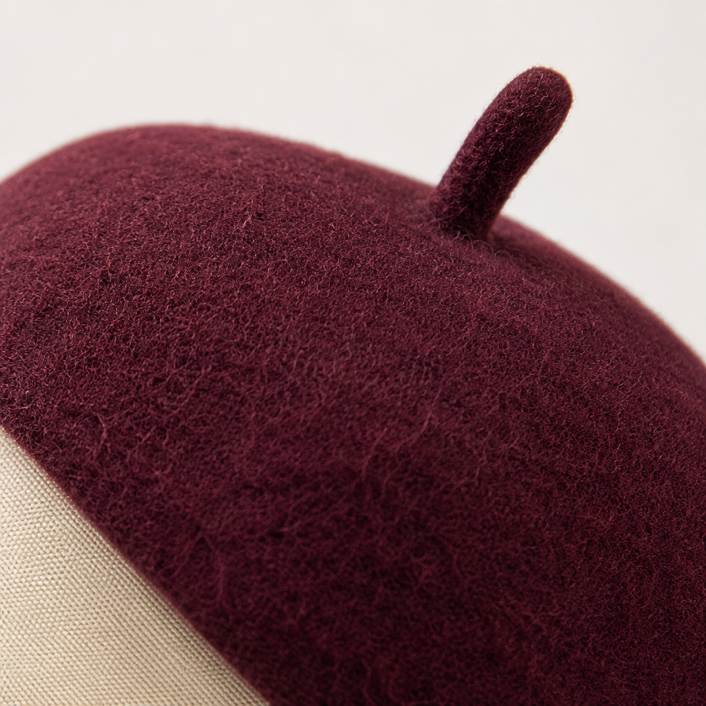 A wine-red woolen hat for display on a table, a warm women's hat for autumn and winter, a cross-border printed felt sauna hat with water absorption and heat insulation, and logo patterns can be added. This cross-border export hat is selling well Application Scenario