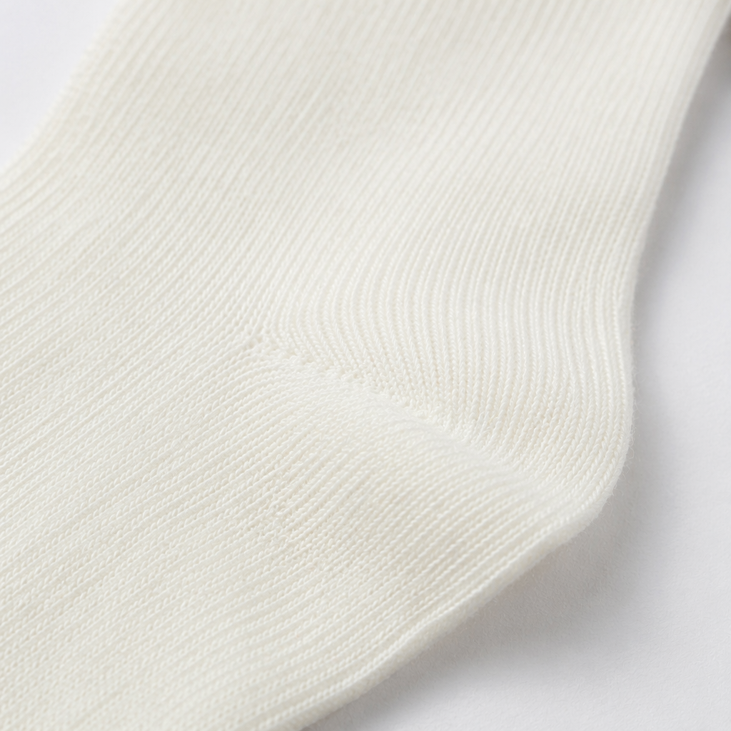 White cotton sports socks, moisture-wicking and sweat-wicking short socks for both men and women Application Scenario