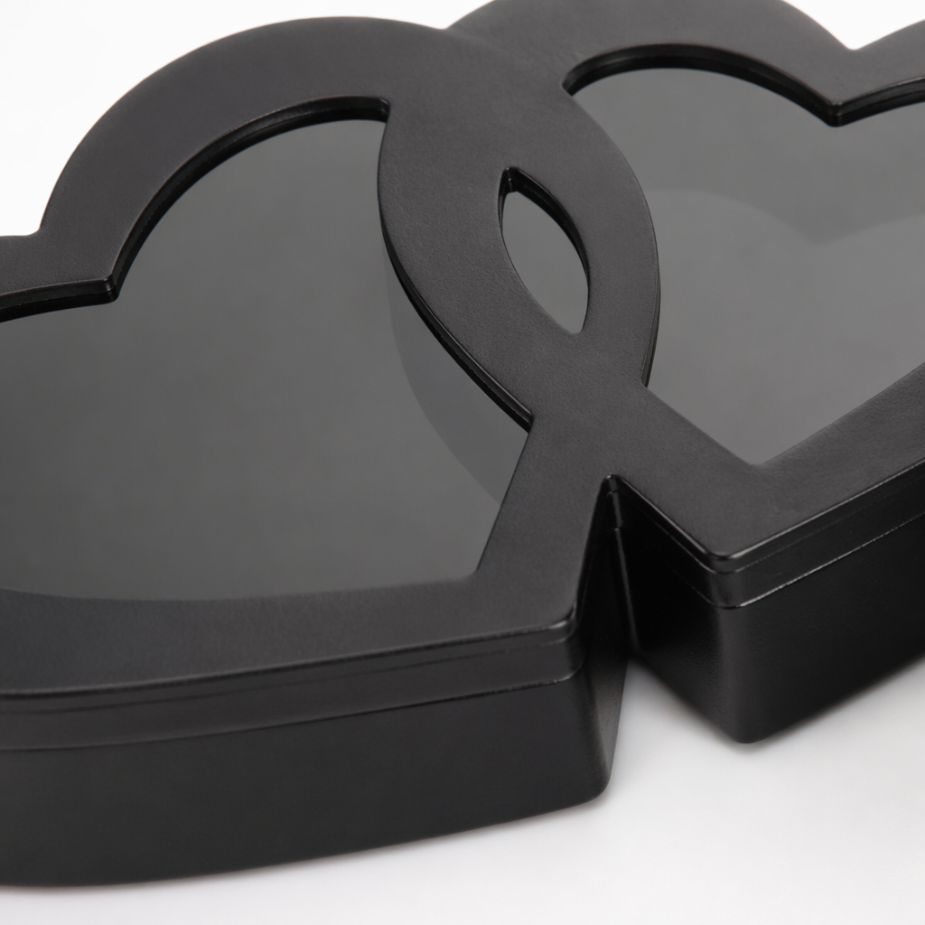 Black heart-shaped gift box made of velvet for festival gifts Application Scenario