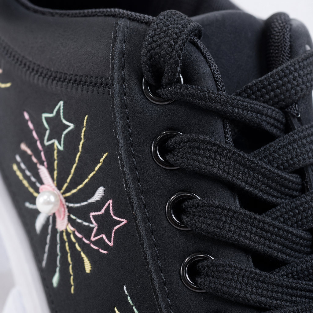Black embroidered sports shoes are breathable, lightweight, unisex, casual and versatile Application Scenario