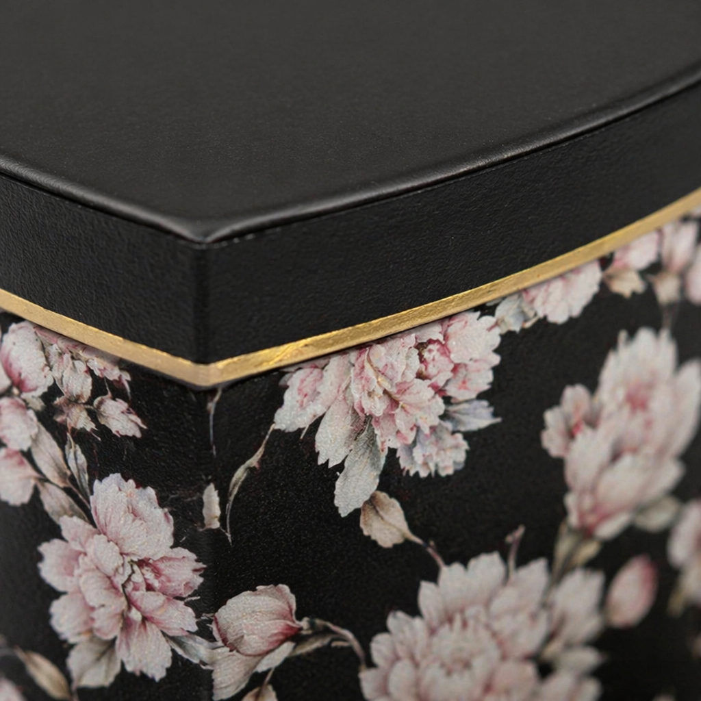 A fashionable and simple wedding proposal decoration gift box with a black heart-shaped flower box Application Scenario
