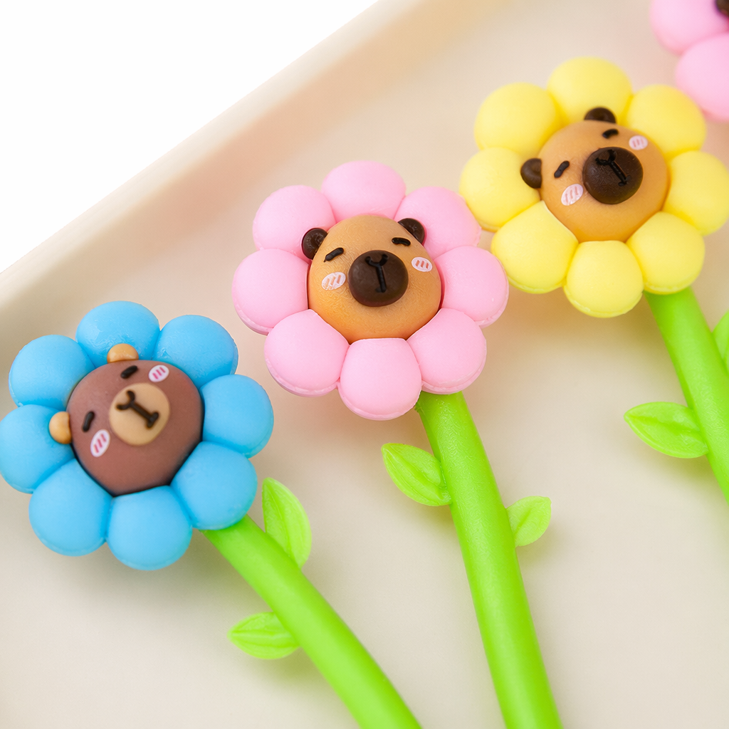 Colorful flower-shaped cartoon animal face pen with pink, yellow and blue patterns and green leaf-shaped pen barrel Application Scenario