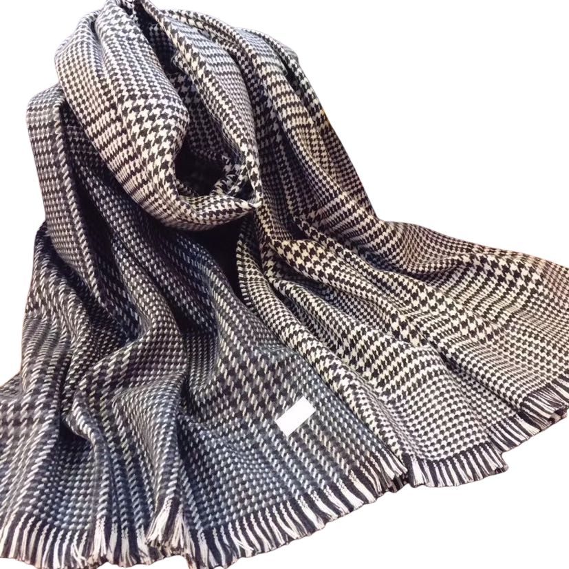 This black and white checkered pure cotton scarf is warm, fashionable and versatile for both men and women in autumn and winter Item Picture
