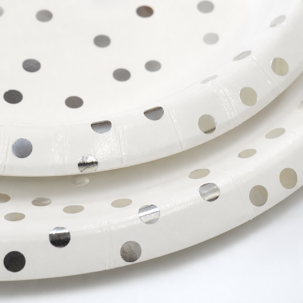 White paper plate with silver dots, disposable banquet plate, for banquet decoration Application Scenario