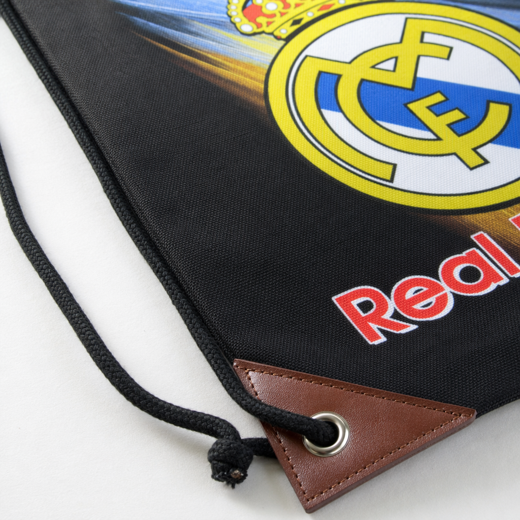 شعار فريق ريال مدريد الأسود الذي يحمل حقائب اليد، وكلمة "ريال مدريد" Application Scenario