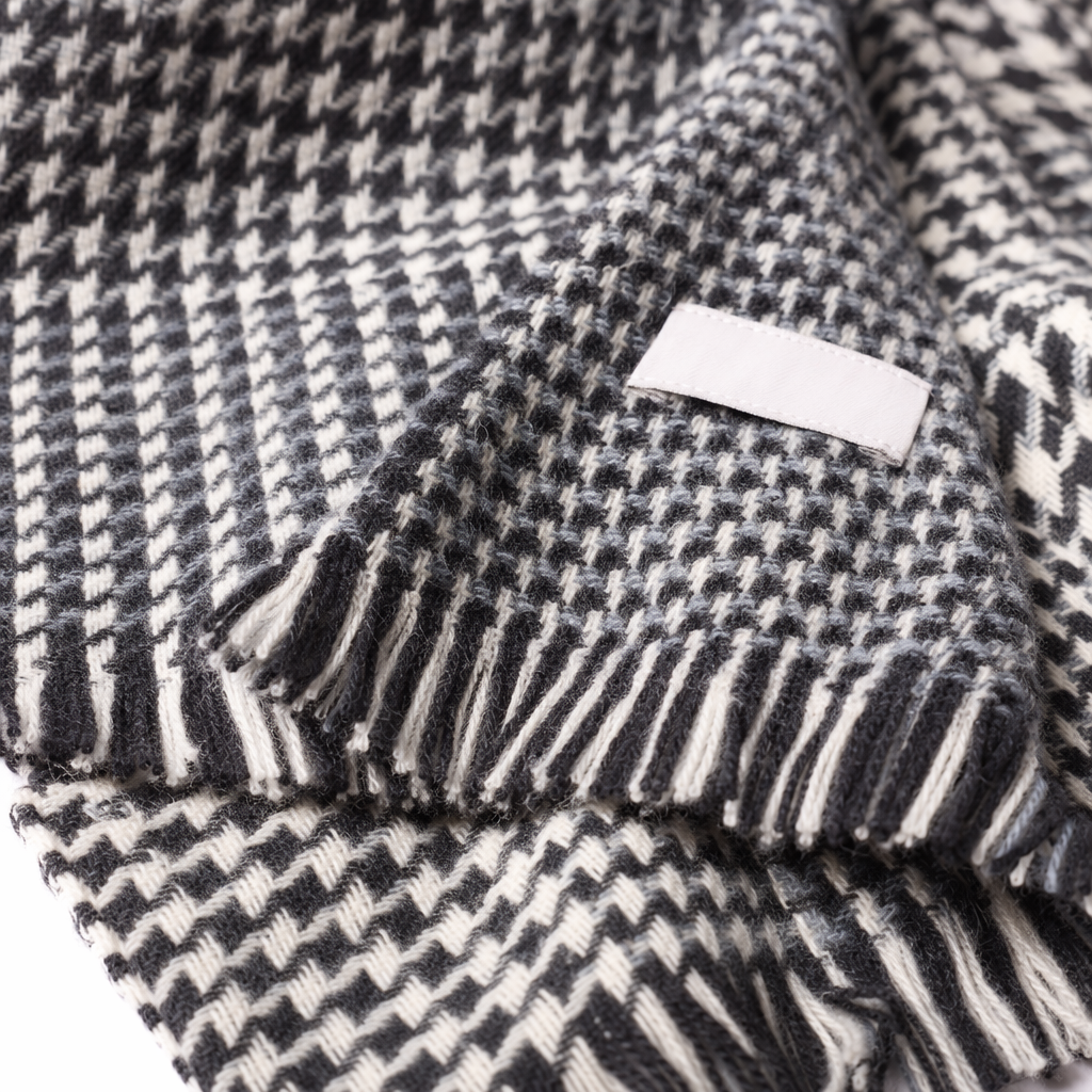 This black and white checkered pure cotton scarf is warm, fashionable and versatile for both men and women in autumn and winter Application Scenario