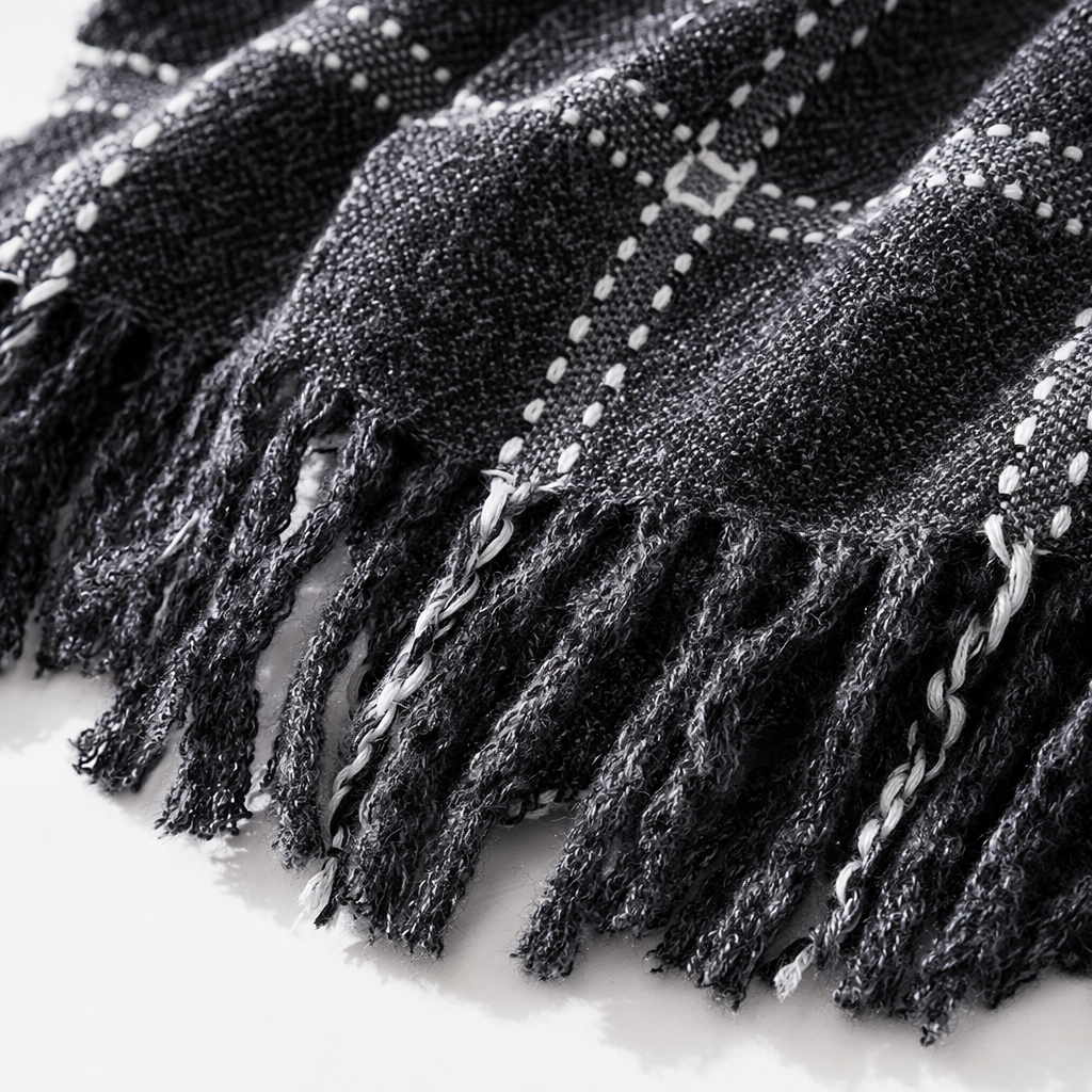 The grey checkered tassel scarf is warm in autumn and winter. It is a pure cotton knitted scarf that is versatile and fashionable for women Application Scenario