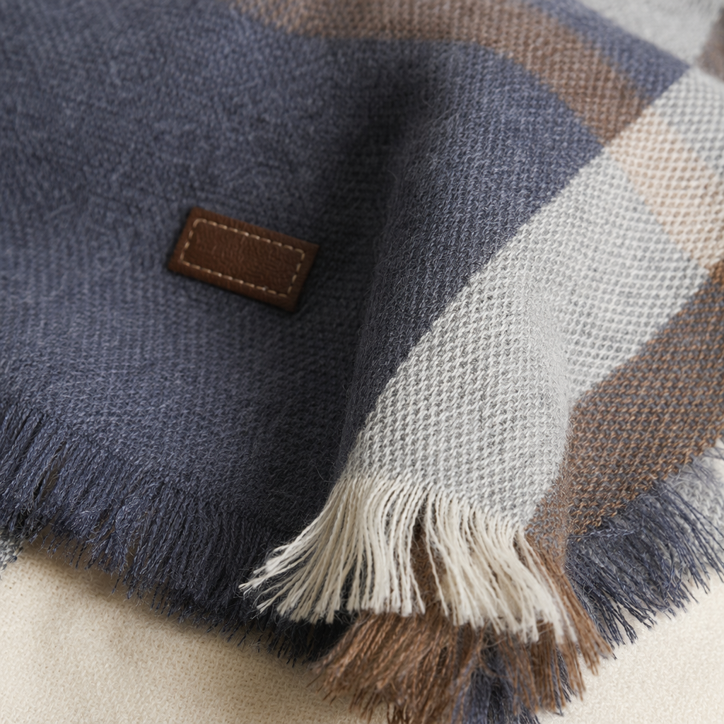 This checkered scarf is made of pure cotton and cashmere blend for both men and women, providing warmth in autumn and winter. It is fashionable and versatile Application Scenario