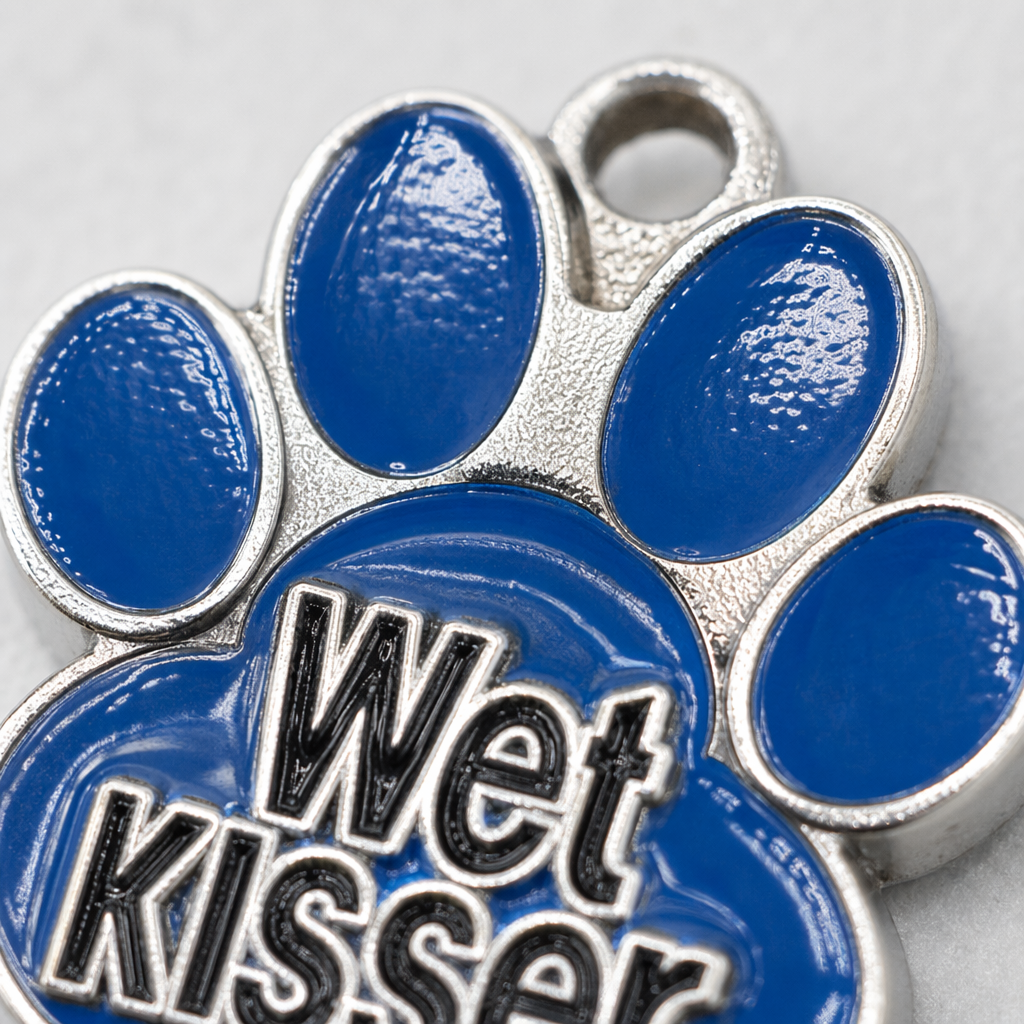 Wet Kisser colored claw print pendant, six-color metal tag: blue, purple, green, pink, black, pure sand gold Application Scenario