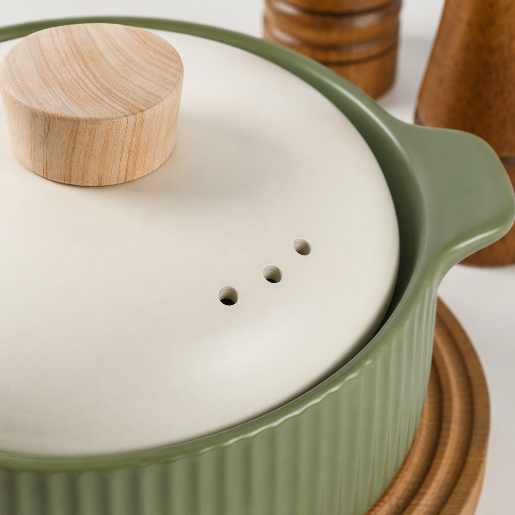 The green striped ceramic stew pot with a white lid is a household soup pot that is heat-resistant and easy to clean Application Scenario
