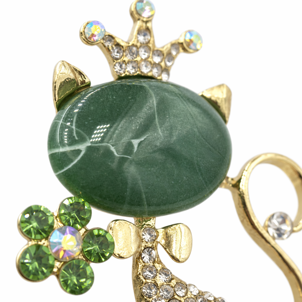 Green cat-shaped brooch, golden diamond-encrusted body, tail, crown with diamonds on the head, holding an emerald bouquet Application Scenario