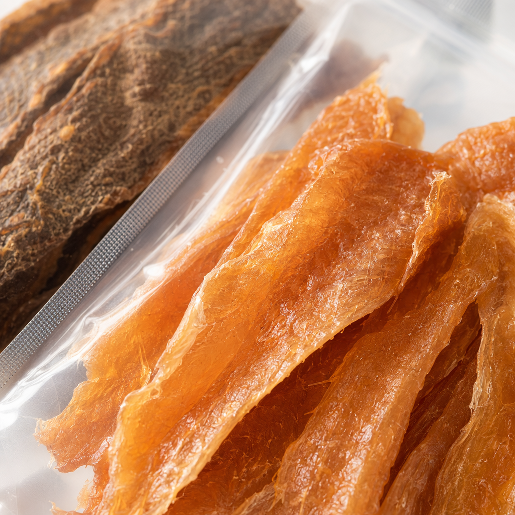 Transparent packaging pet snacks: dark brown raw meat jerky, light brown crispy pure meat jerky Application Scenario