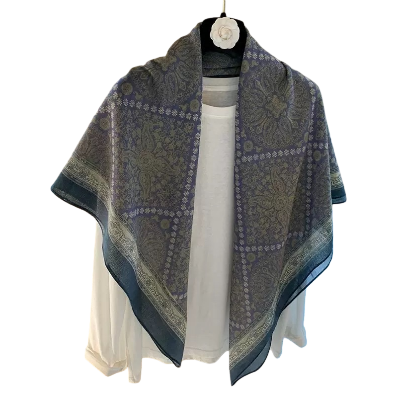 Purple-patterned pure cotton scarf is warm, soft and versatile as an autumn and winter accessory Item Picture