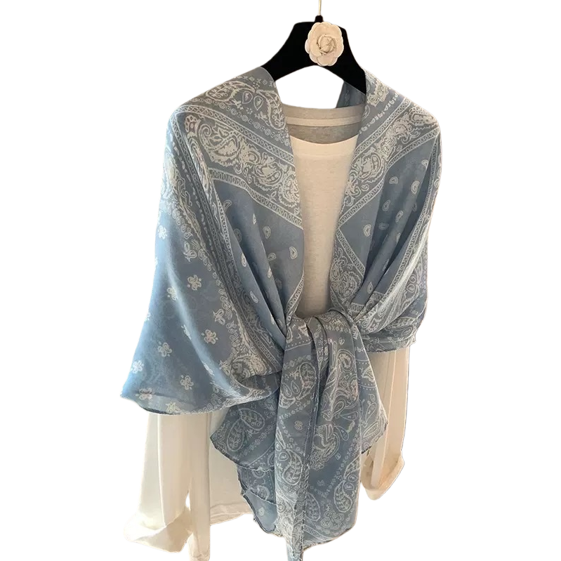 وشاح القطن الخالص ذو اللون الأزرق الخفيف مزود بتجهيزات لفصل الخريف والشتاء Item Picture