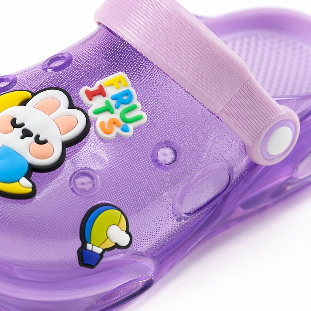 Colorful children's crocs are summer anti-slip, breathable and lightweight walking sandals suitable for both boys and girls Application Scenario