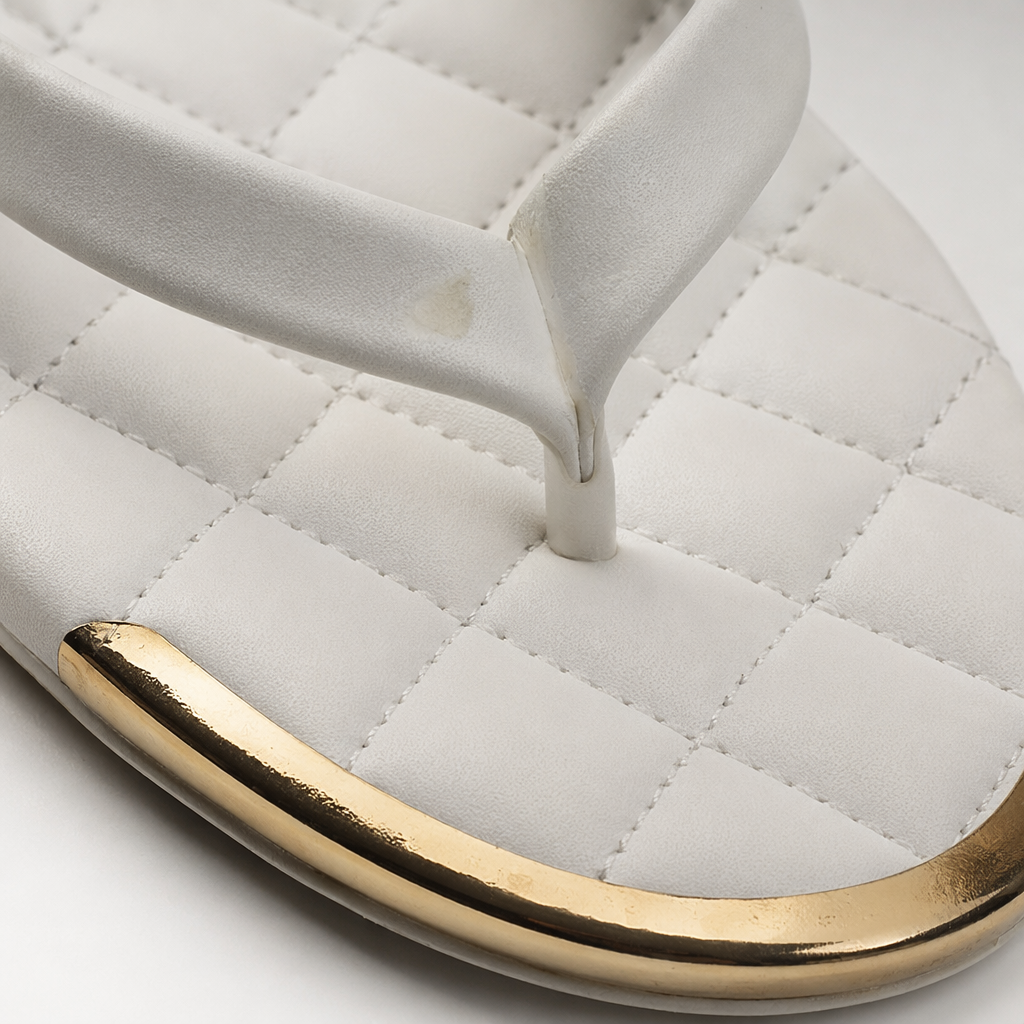 White diamond-patterned flip-flops for women, summer breathable and anti-slip soft-soled casual beach shoes Application Scenario