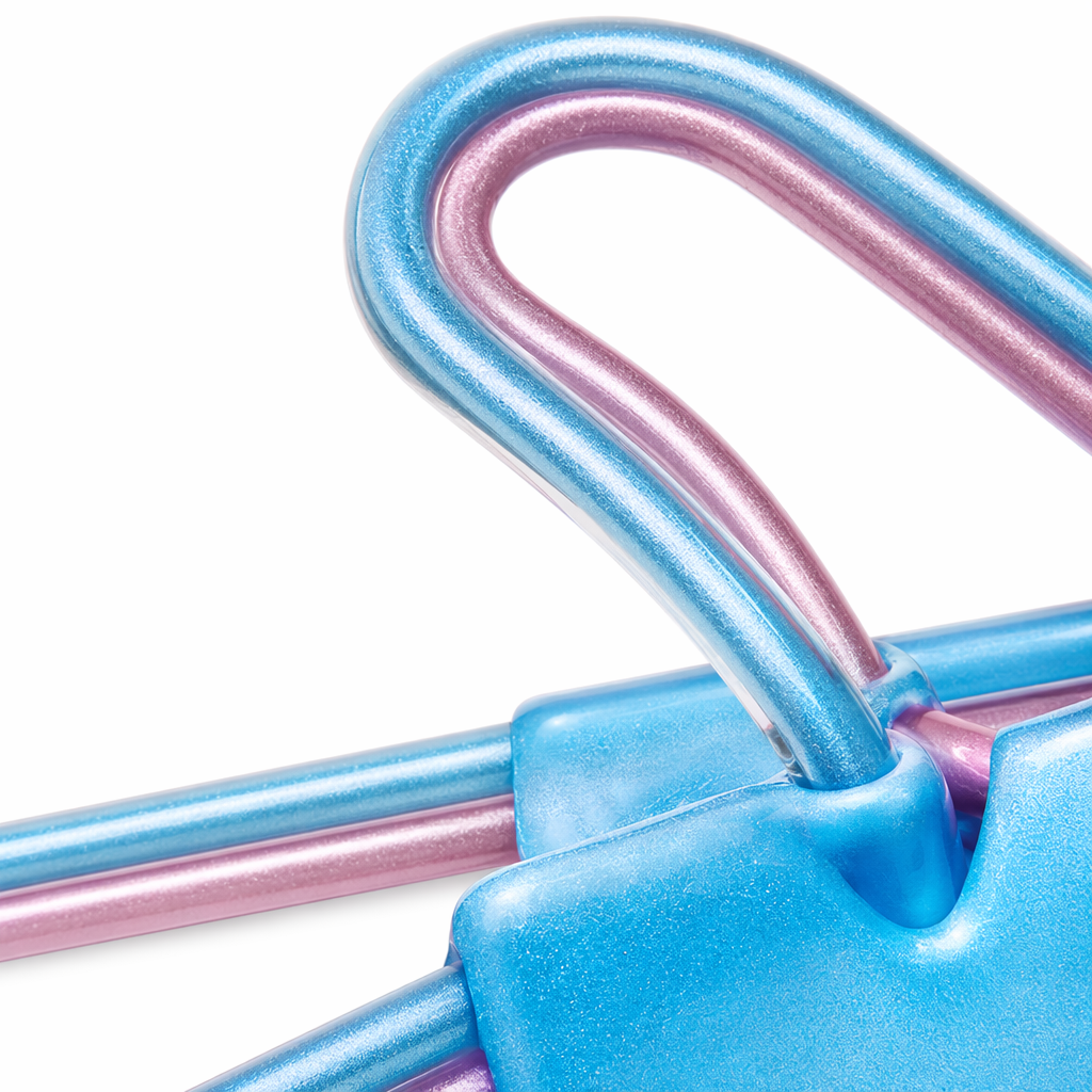 Colorful plastic clothes hangers made of eco-friendly PP material, large and wide in size, can hang clothes without damaging them Application Scenario