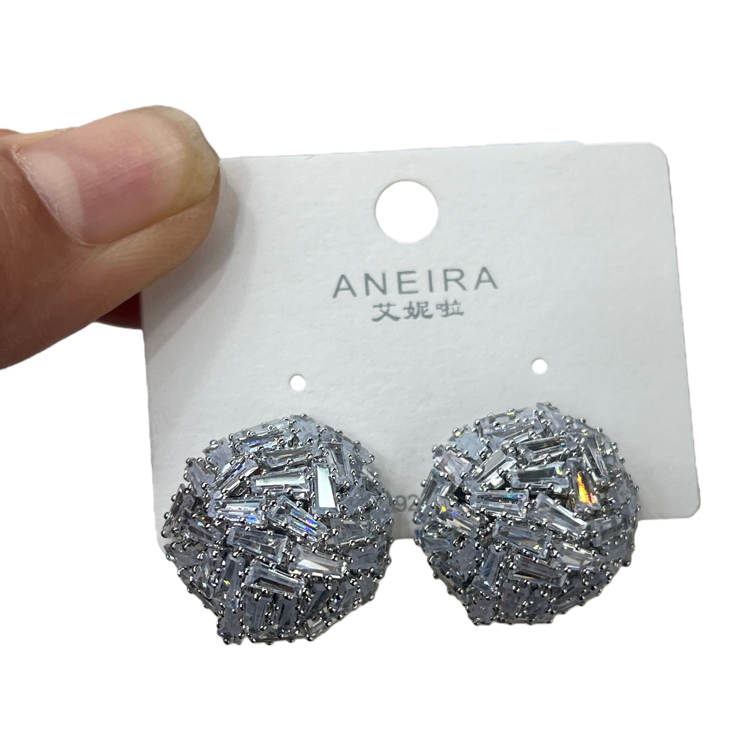 Silver crystal spherical ear studs are simple, fashionable and versatile earrings Item Picture