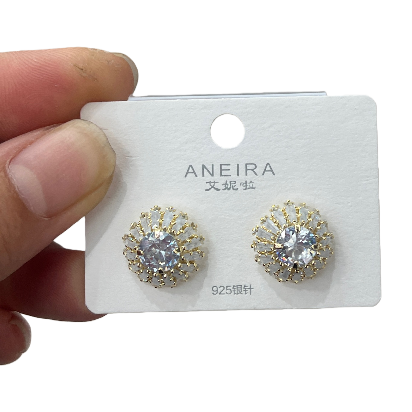 Golden diamond-encrusted ear studs are fashionable and light luxury earrings for women, exquisitely dazzling Item Picture
