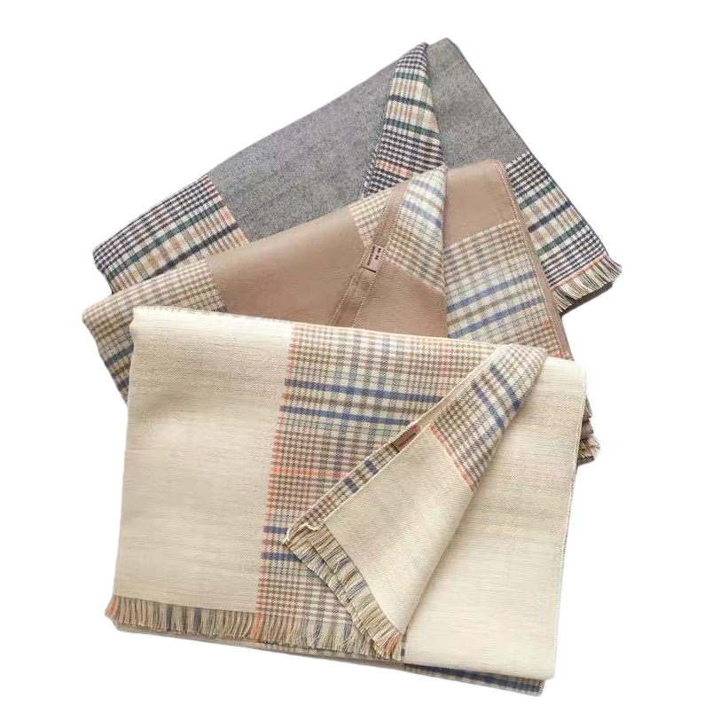 The beige checkered pure cotton scarf is warm, fashionable and versatile for autumn and winter Item Picture