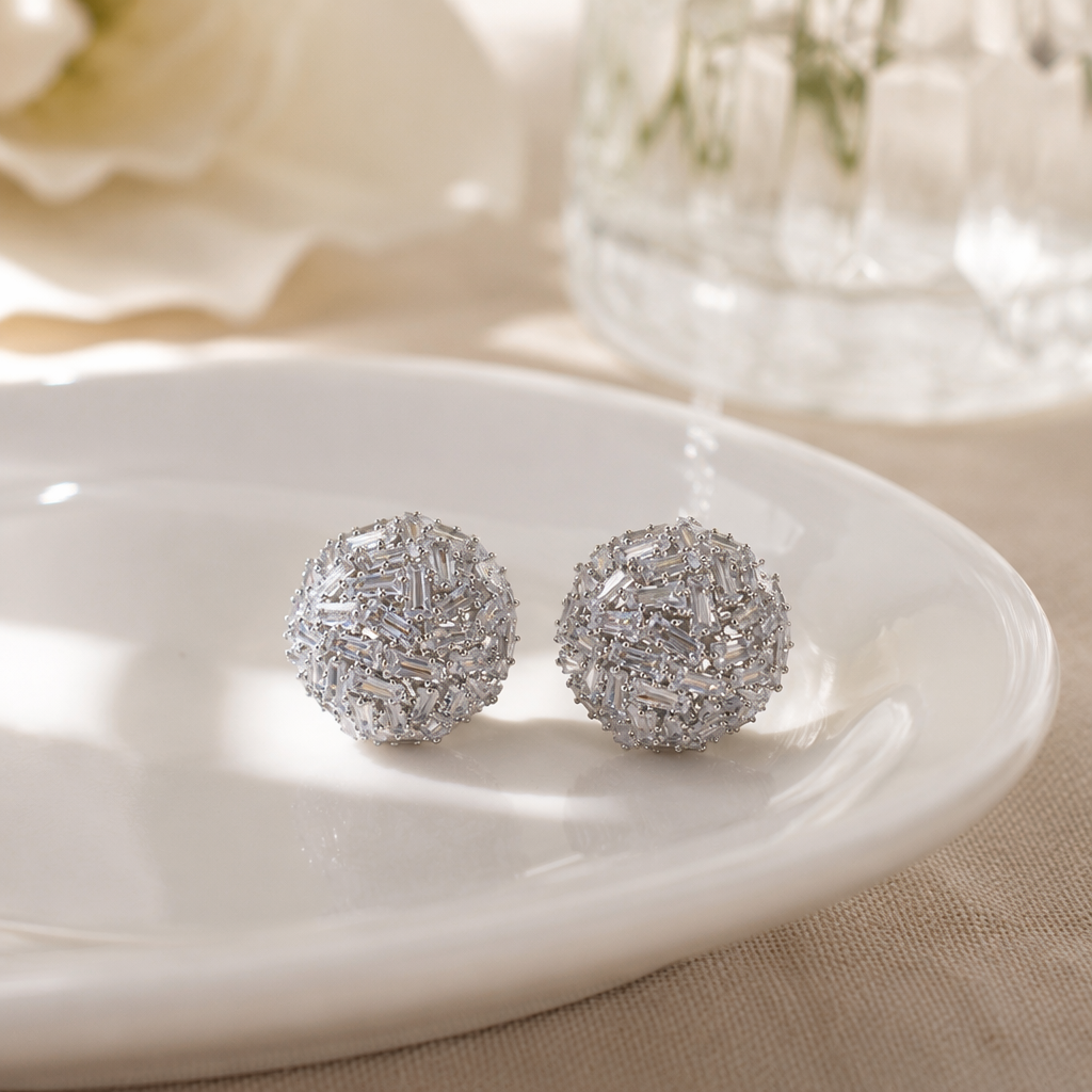 Silver crystal spherical ear studs are simple, fashionable and versatile earrings details Picture