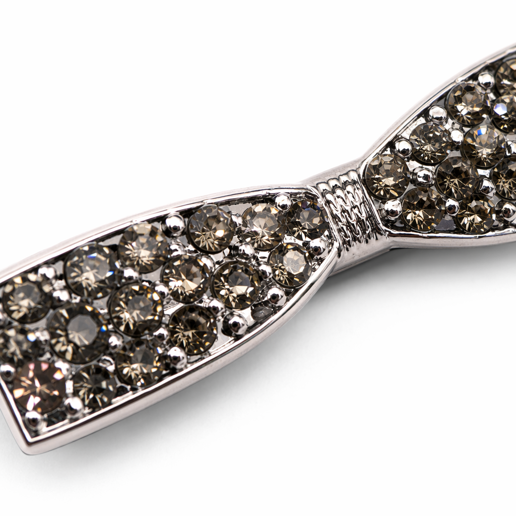 The silver diamond-encrusted bow hairpin is fashionable and exquisite, suitable for both girls and adults Application Scenario