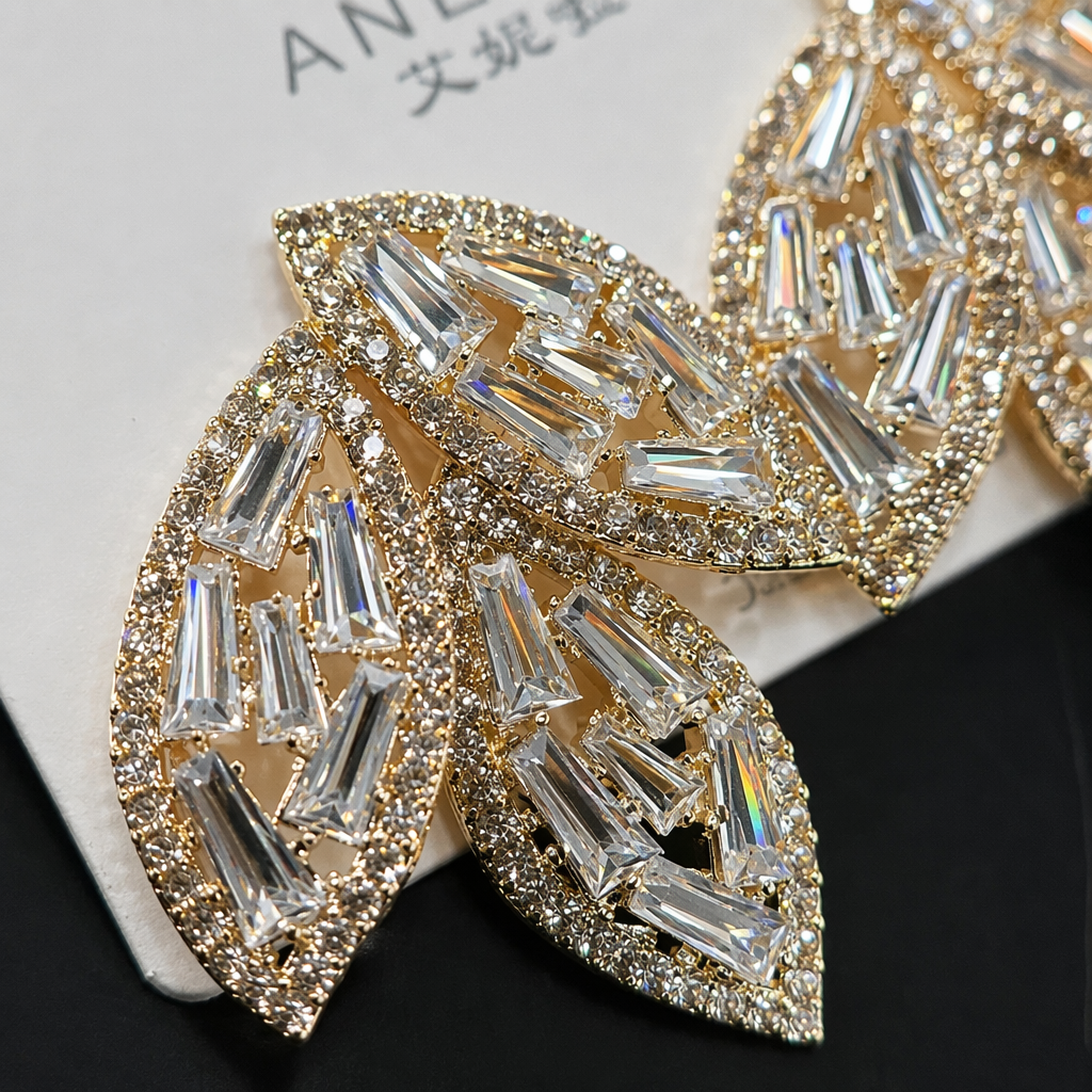 Silver leaf-shaped diamond-encrusted earrings are fashionable and light luxury earrings for women Application Scenario