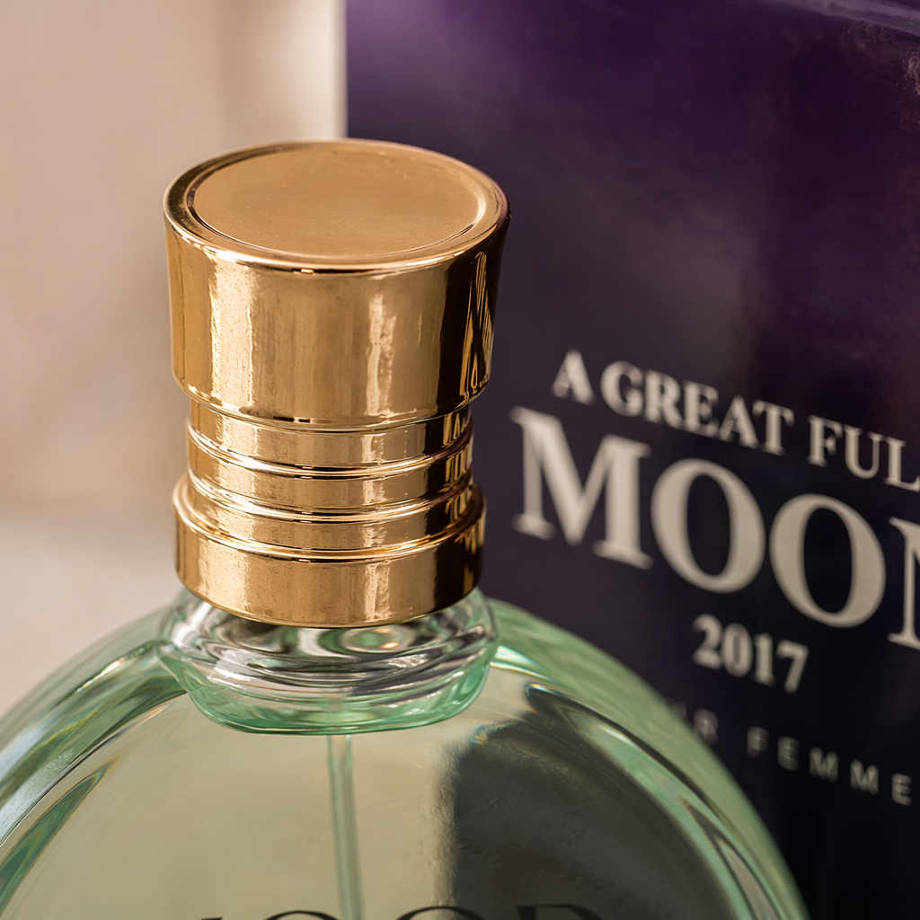 A high-end and simple fragrance container gift box with a green glass perfume bottle and a purple packaging box Application Scenario