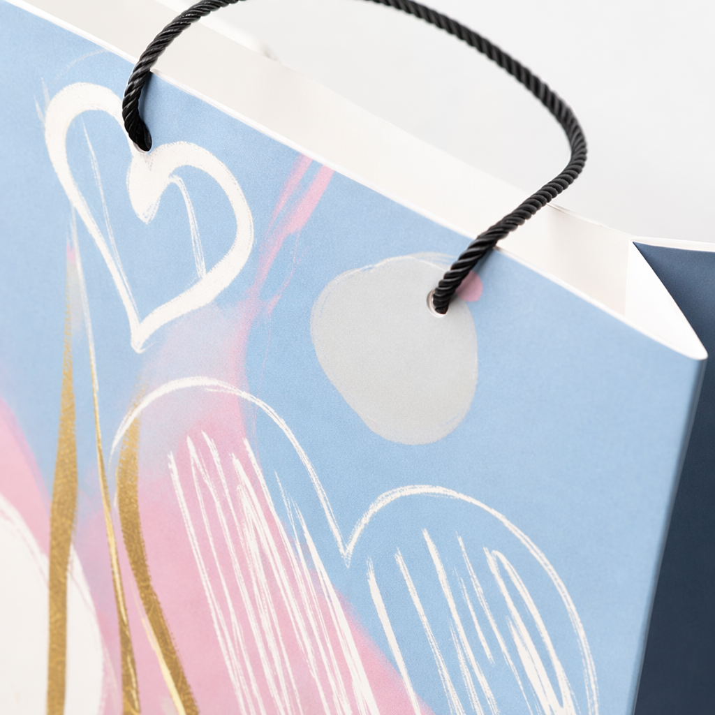 Blue and pink gradient heart-shaped pattern handbag, fashionable, simple and large-capacity shopping bag Application Scenario
