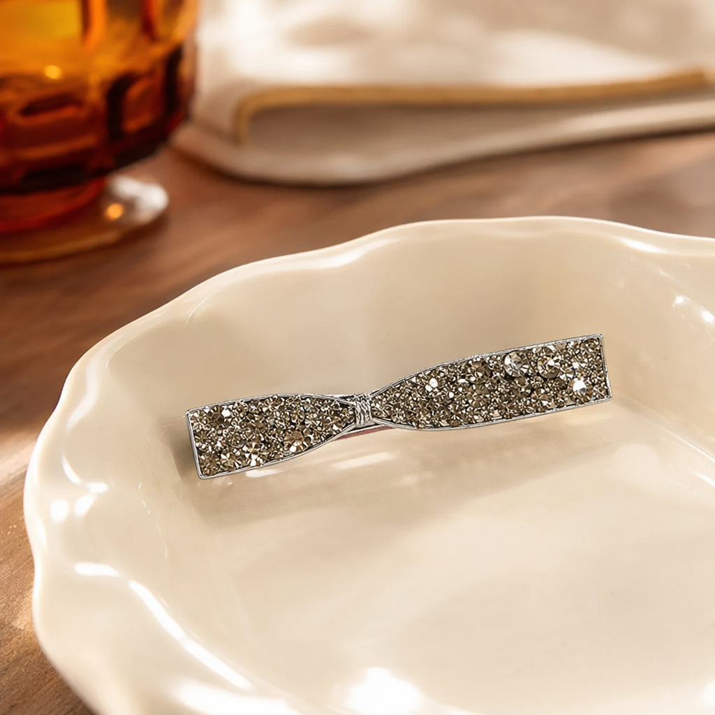 Silver diamond-encrusted bow hairpins are fashionable and elegant headwear for ladies details Picture