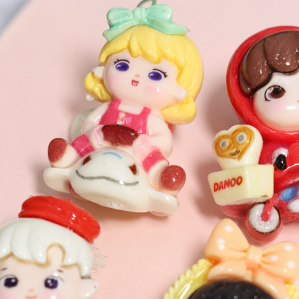 This pink cartoon resin jewelry set features six different character designs, including scenes such as dolphins and tricycles Application Scenario