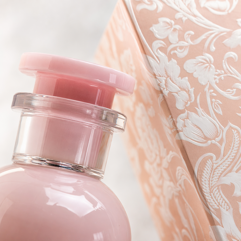 A pink perfume bottle with a fashionable and simple gift box Application Scenario