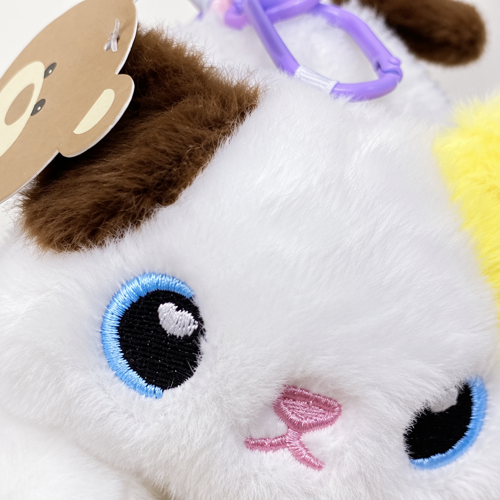 White plush cat pendant, cute and adorable pet keychain, car bag hanging decoration Application Scenario