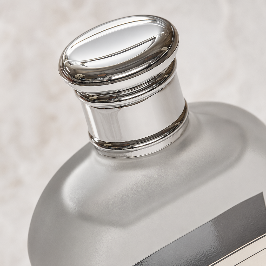 CIKIONE men's perfume features a frosted glass bottle with a silver cap and a beige packaging box Application Scenario