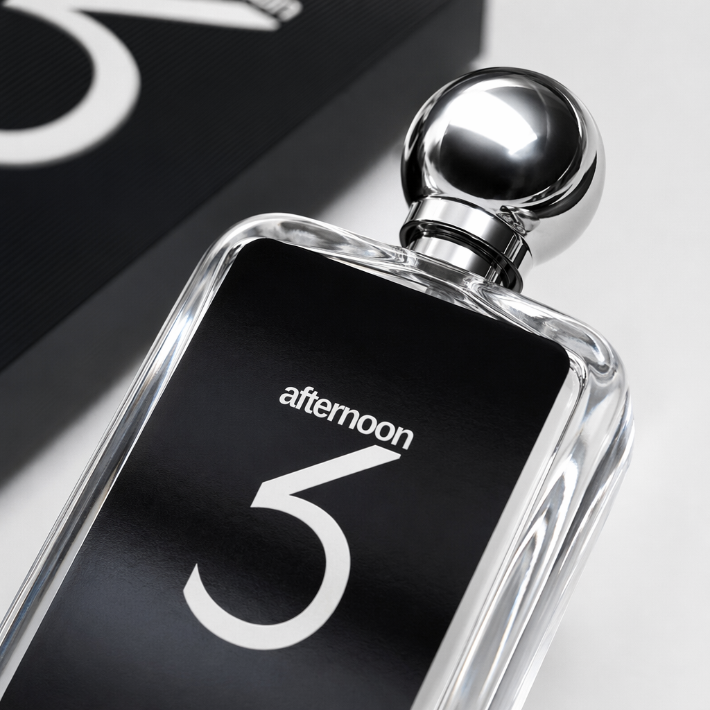 Black packaging box, transparent glass bottle Application Scenario